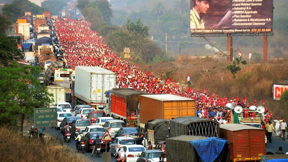 Farmers of All Indian Kisan Sabha march from Nashik to Mumbai to gherao Vidhan Bhawan on March 12, demanding a loan waiver, in Mumbai on Sunday.