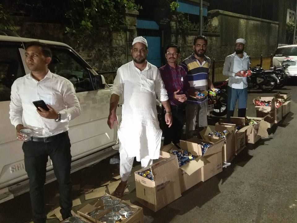 4.30 am. Byculla junction. A large group of volunteers distributes water, dates and biscuits to the marchers.  Image credit: Ram Ramakumar
