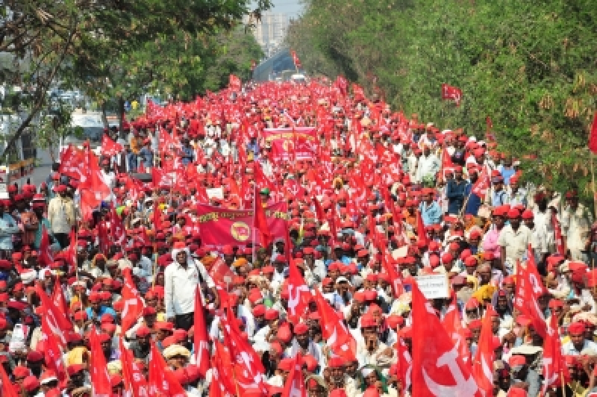 Mumbai: Farmers march under the banner of by All India Kisan Sabha, in Mumbai on March 11, 2018. 30,000 farmers who had started marching against failure of the BJP-led government to address agrarian distress from Nashik on Tuesday, reached Mumbai on Sunday. (Photo: IANS)
