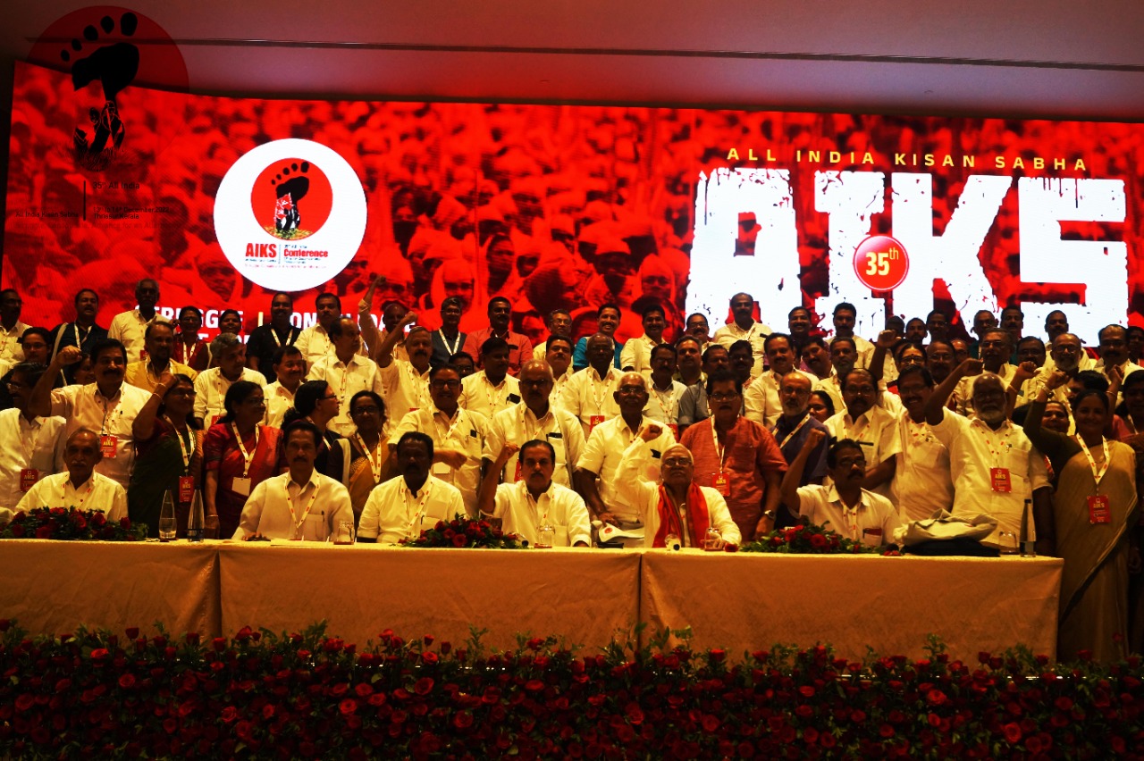 Delegates from the Kerala Karshakasangham get a group photo taken with Comrade Hannan Mollah