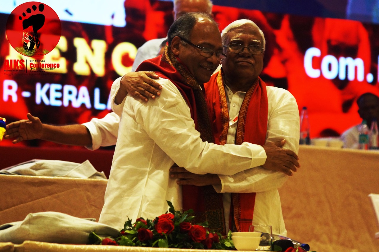 Comrade Hannan Mollah  felicitates Comrade Rajaram, general secretary of All India Kisan Mahasabha