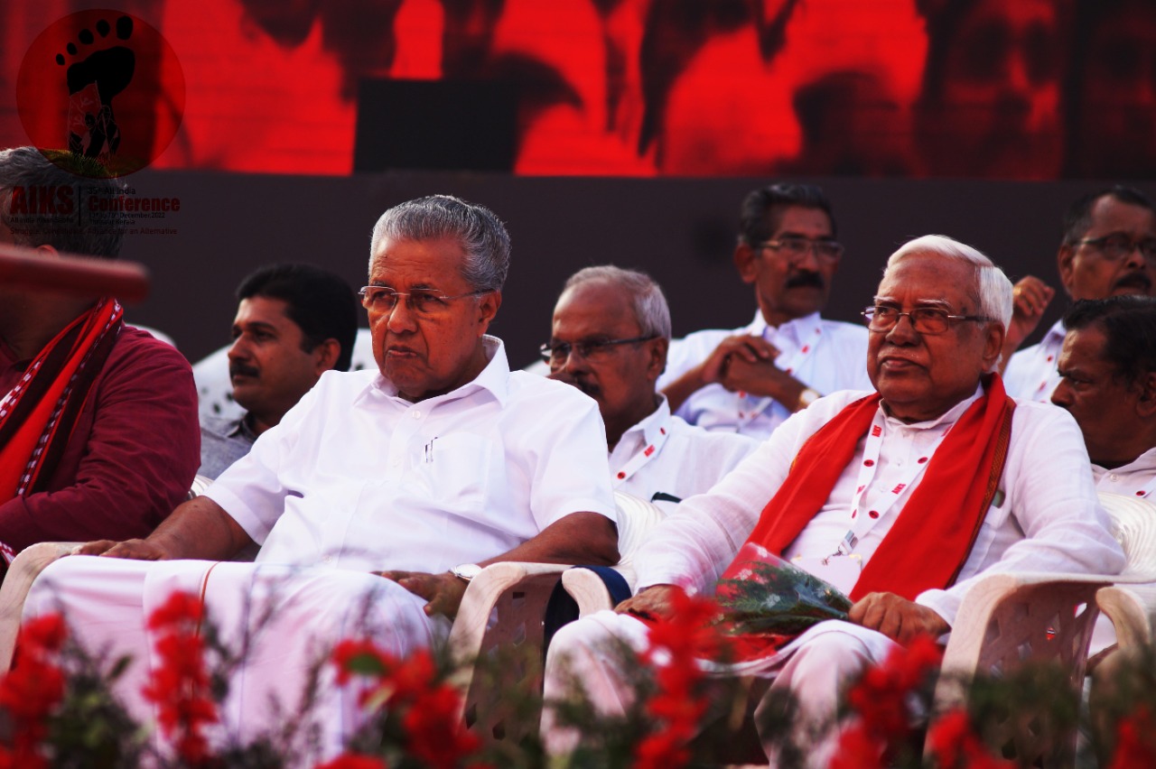 Comrade Pinarayi Vijayan and Hannan Mollah share the stage during the concluding public meeting at Thrissur. December 16, 2022.
