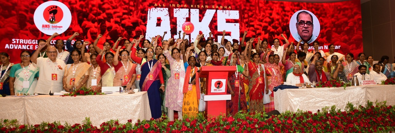 Women delegates to the 35th Conference with Comrade Ashok Dhawale, Hannan Mollah, Vijoo Krishnan and P Krishnaprasad at the venue of the Conference. December 15, 2022.