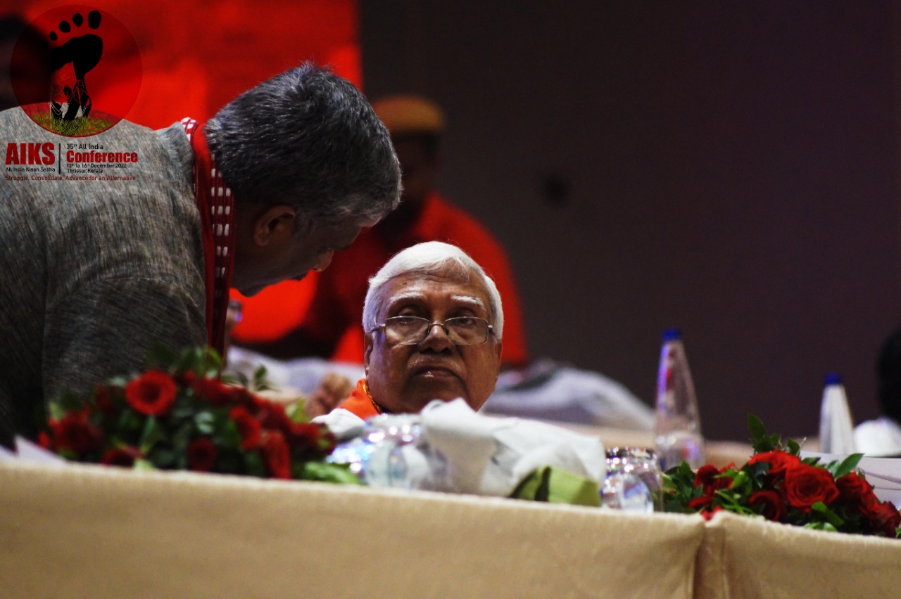 Comrade Vijoo Krishnan speaks with Hannan Mollah on the stage. December 14, 2022.