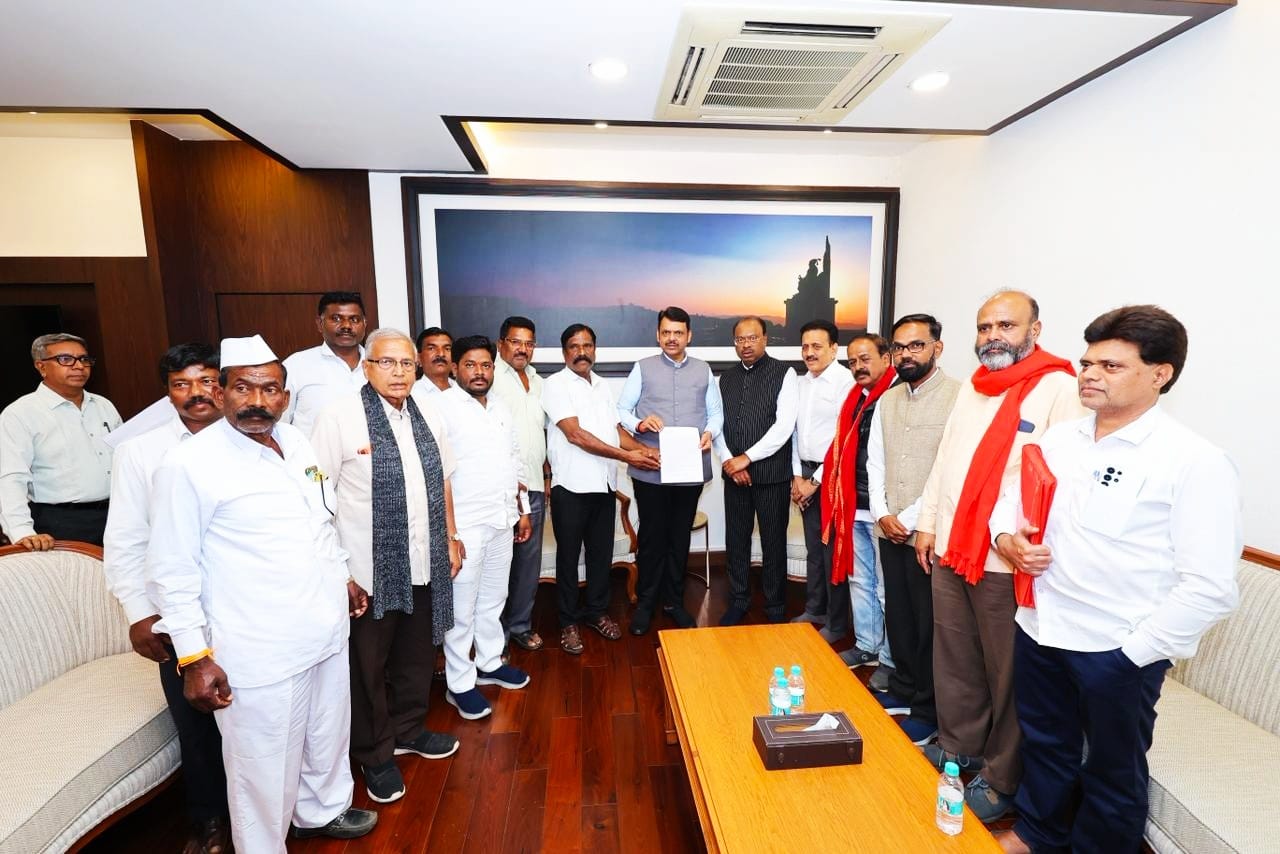 Chief Minister Takes Guarantee For Implementation Of Demands Of Nashik Long March